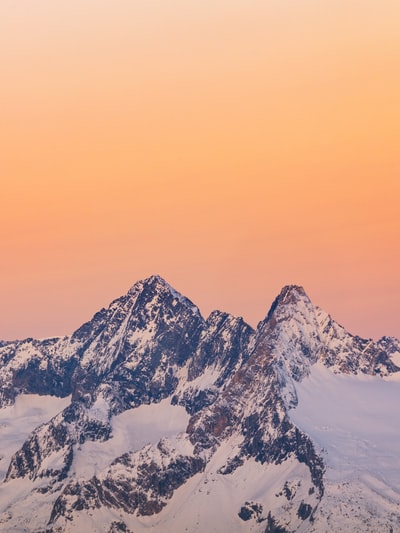 白昼蓝天雪山